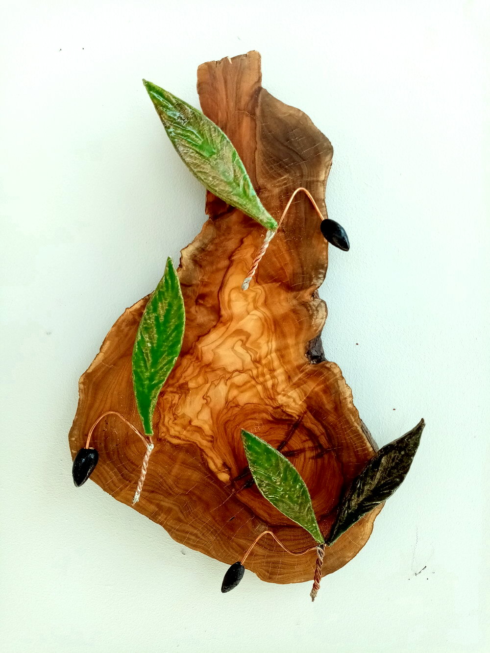 Wall decoration made of olive wood and ceramics